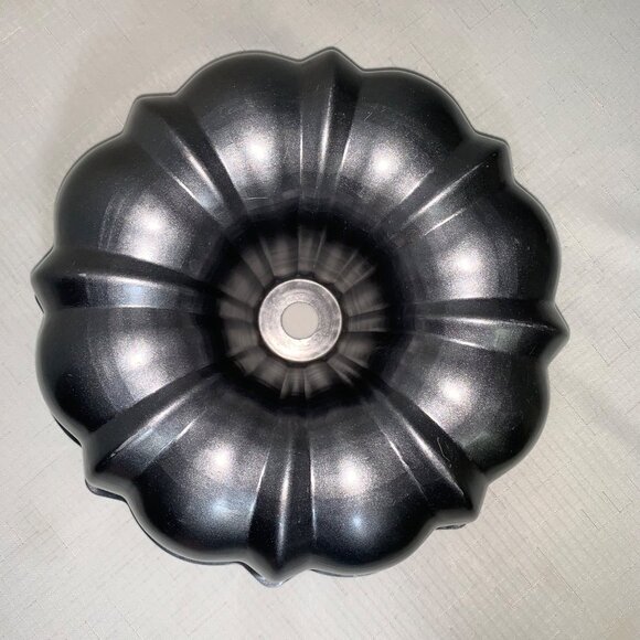 Nordic Ware Cast Aluminum Bundt Pan 10 Cup Capacity Nonstick Coating Baking XMas - Picture 2 of 7